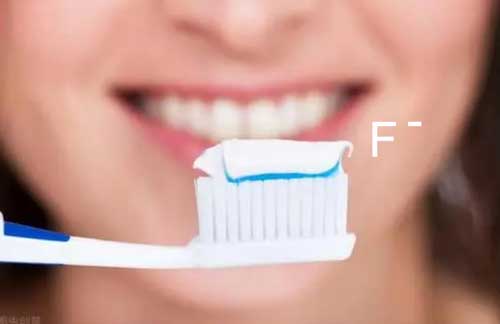 the picture of toothpaste with fluoride
